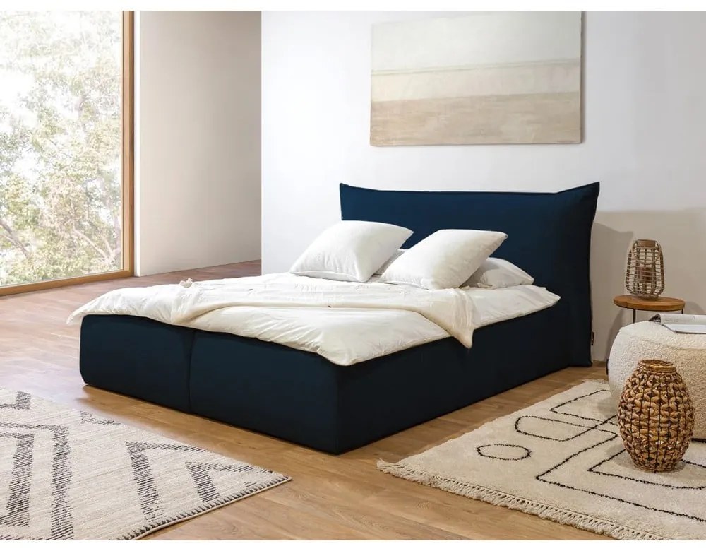 Tmavomodrá zamatová čalúnená dvojlôžková posteľ s úložným priestorom s roštom 160x200 cm Jade - Bobochic Paris