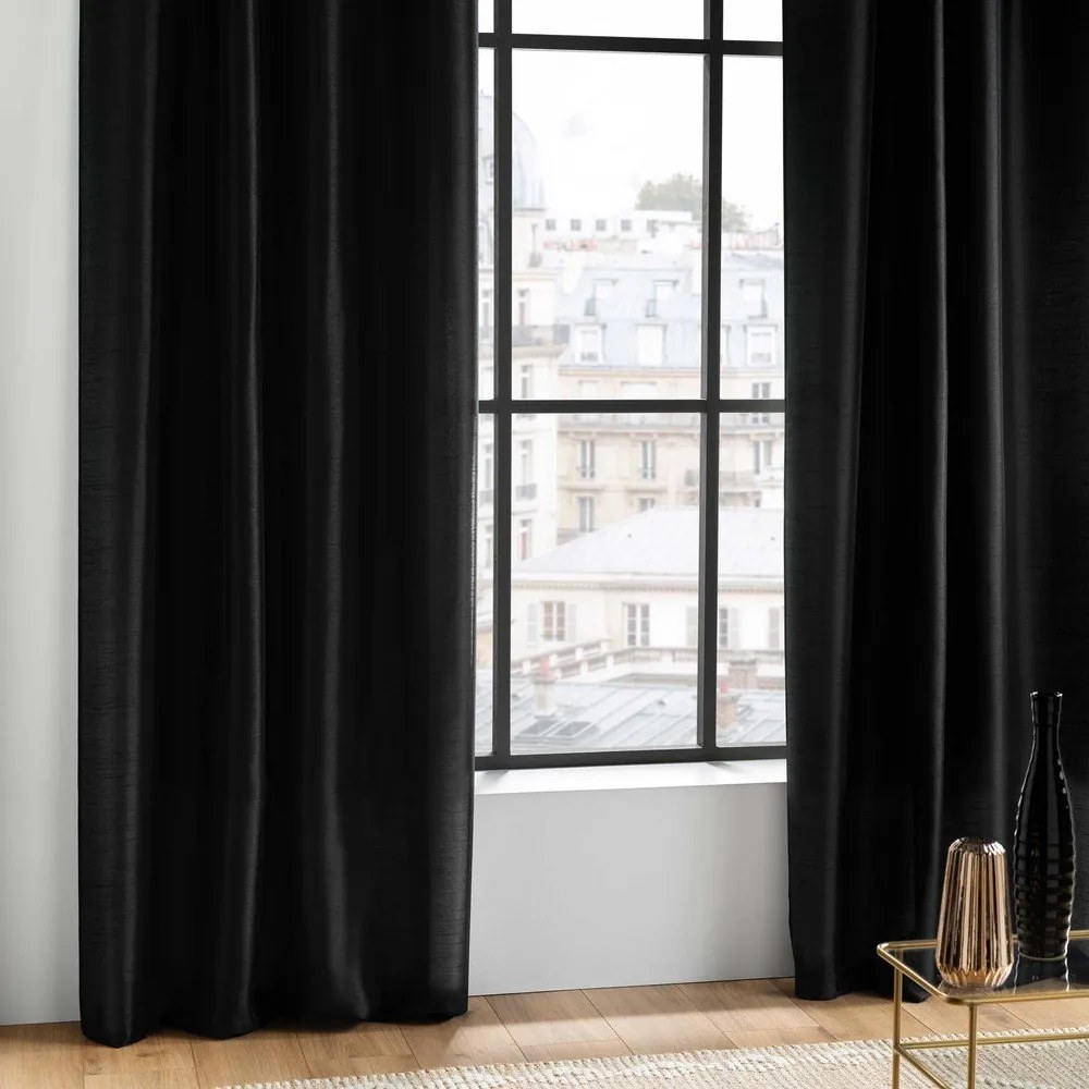 Čierny záves z mikrosaténu 140x240 cm Shana – douceur d'intérieur