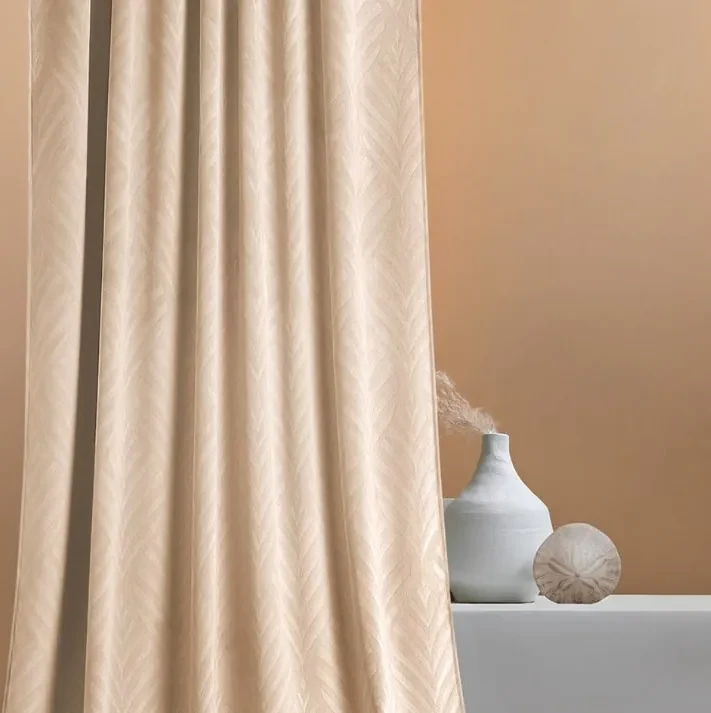 Zatemňujúcí záves v krémovej farbe s krásnym motívom listov 140 x 250 cm