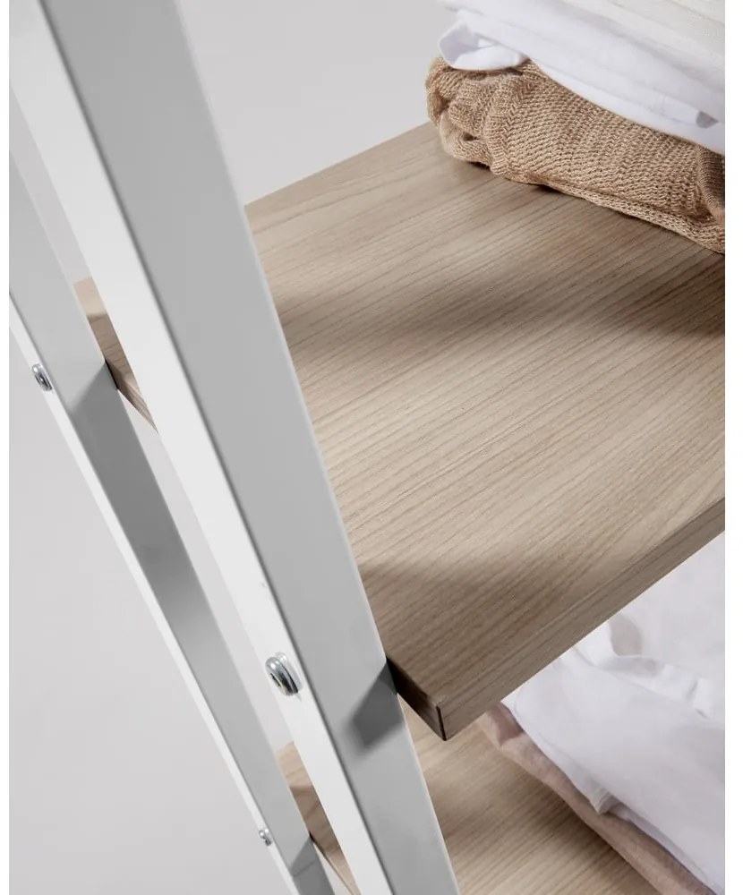 Biely/v prírodnej farbe regál v dekore duba 56x172x32 cm Aarhus – Kave Home