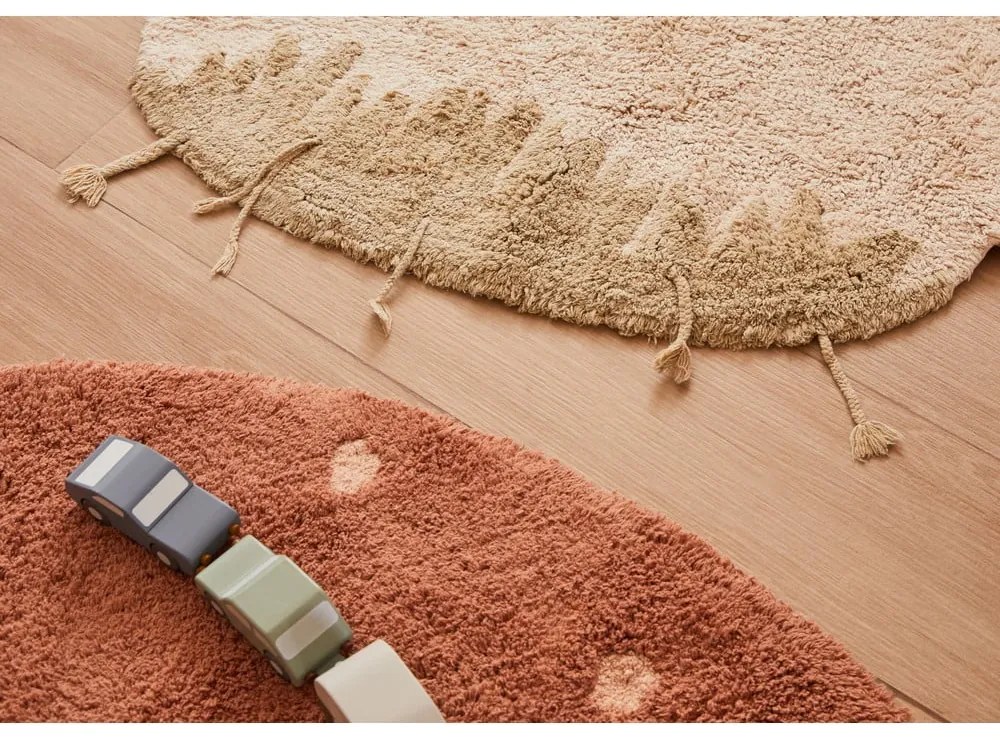 Prateľný ručne tkaný bavlnený detský koberec v tehlovej farbe ø140 cm Round Dot Chestnut – Lorena Canals