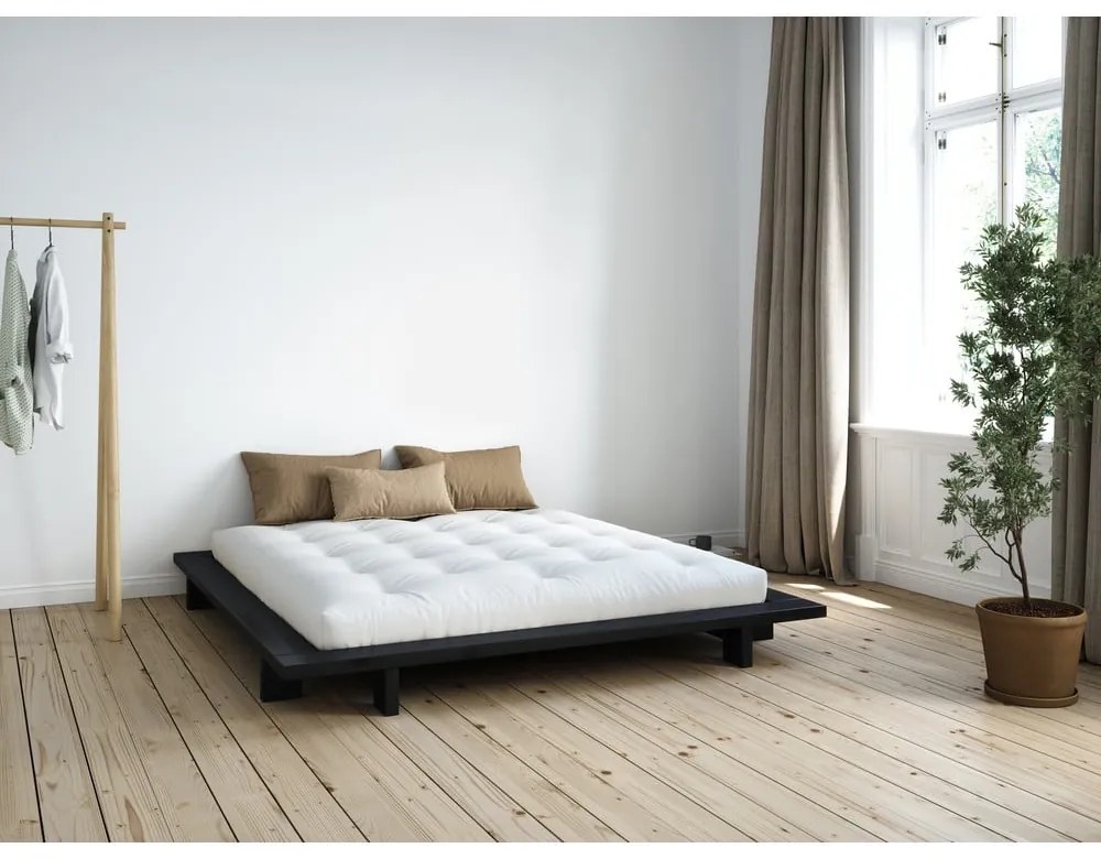 Čierna dvojlôžková posteľ z borovicového dreva s roštom 160x200 cm Japan - Karup Design