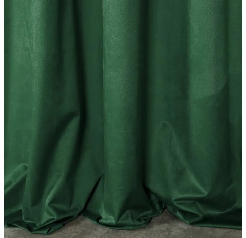 DECOREUM  Jednofarebný zamatový záves 140 cm x 250 cm zelená 100 % polyester 121018