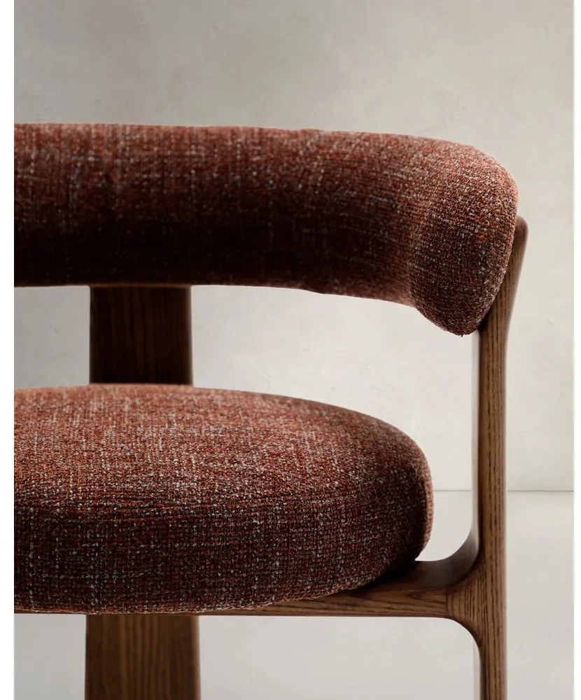 Hnedé jedálenské kreslo s podrúčkami z jaseňového dreva Granite – Kave Home