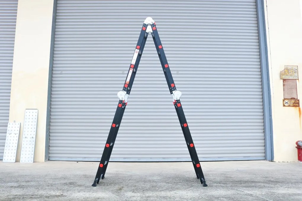 Noela Multifunkčný hliníkový rebrík 4x4 473 cm NVLG-44 BLACK PREMIUM + kolieska, podlážka a polica