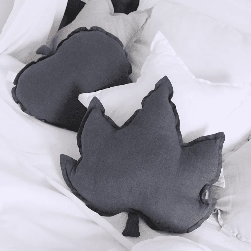 Ľanový vankúš lipový list grafitová 38×43 cm