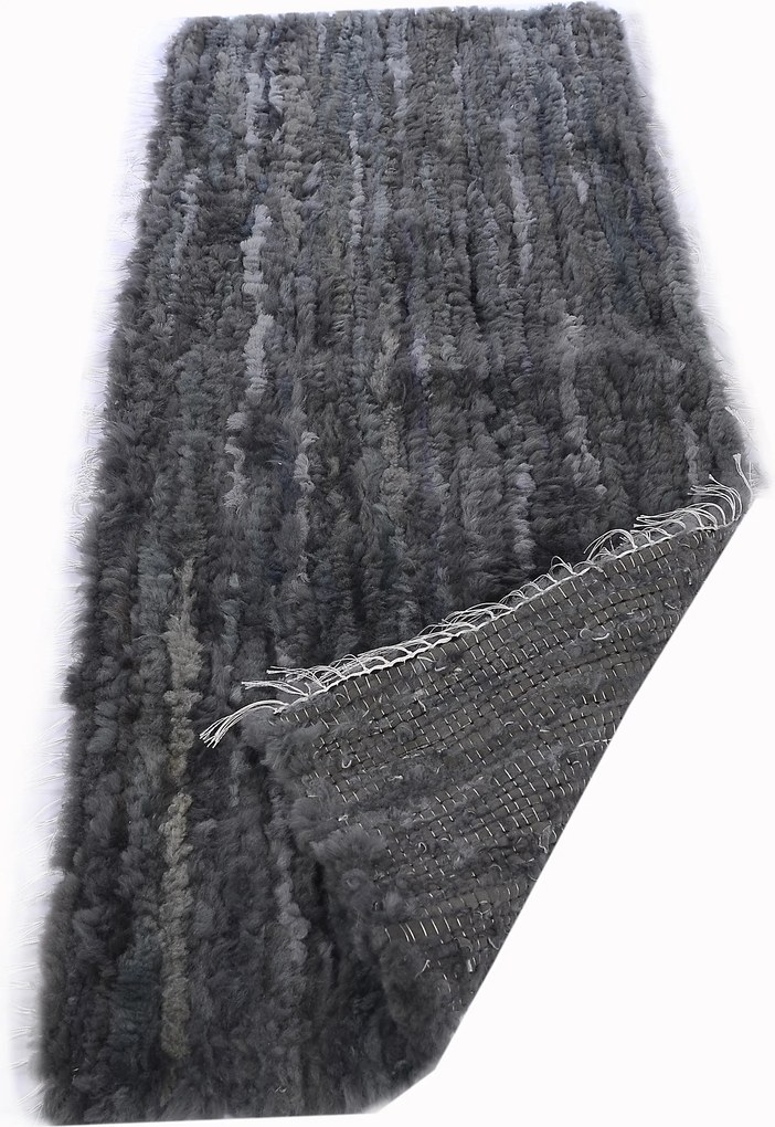 Tmavý koberec z ovčej vlny