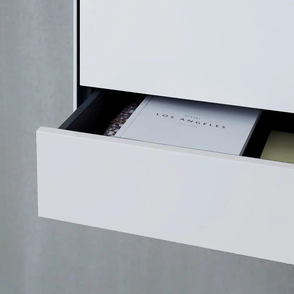 Biely policový systém s multifunkčnou skrinkou Edge by Hammel