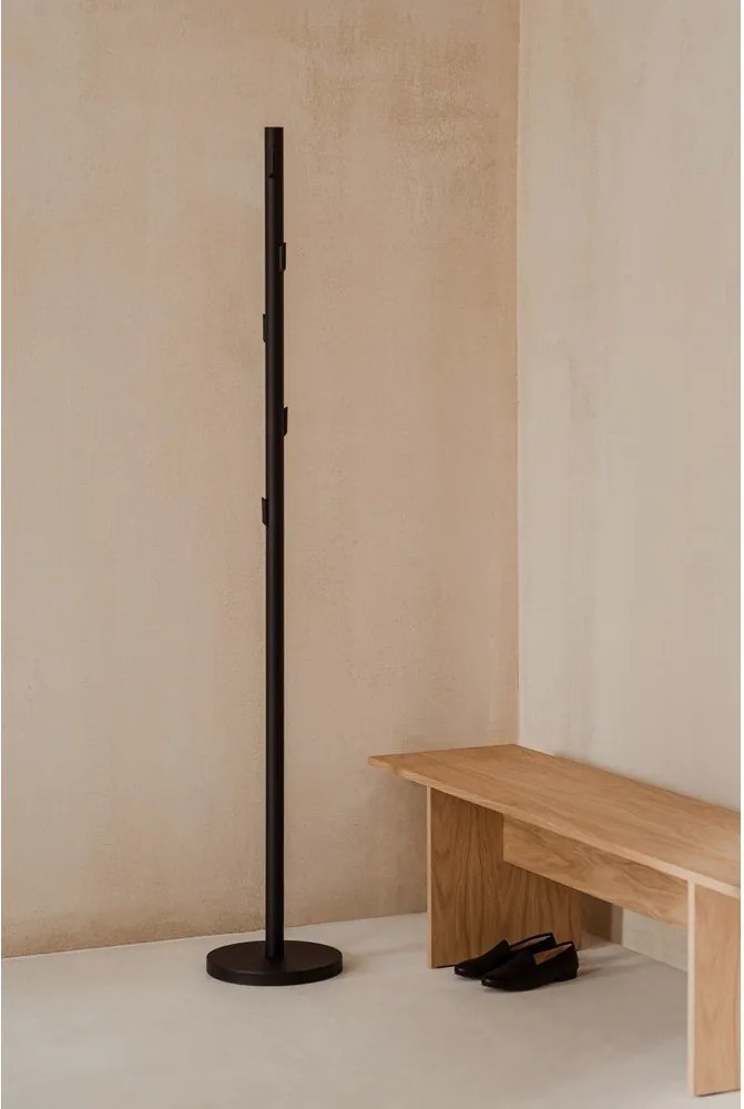 Čierny kovový vešiak ø 25x183 cm Yuko – noo.ma