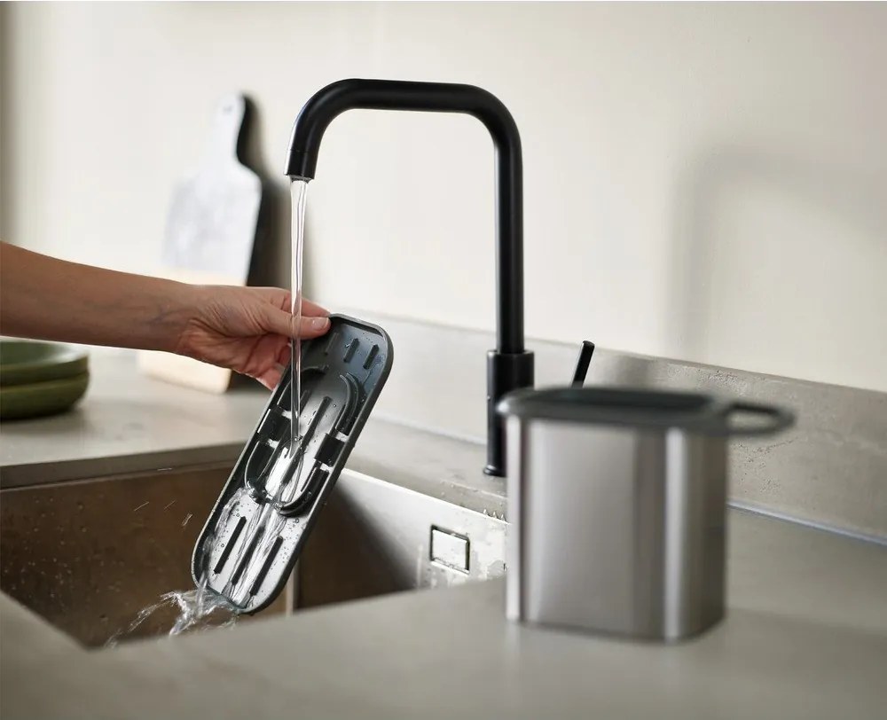 Kovový stojan na umývacie prostriedky v lesklej striebornej farbe Duo Steel – Joseph Joseph