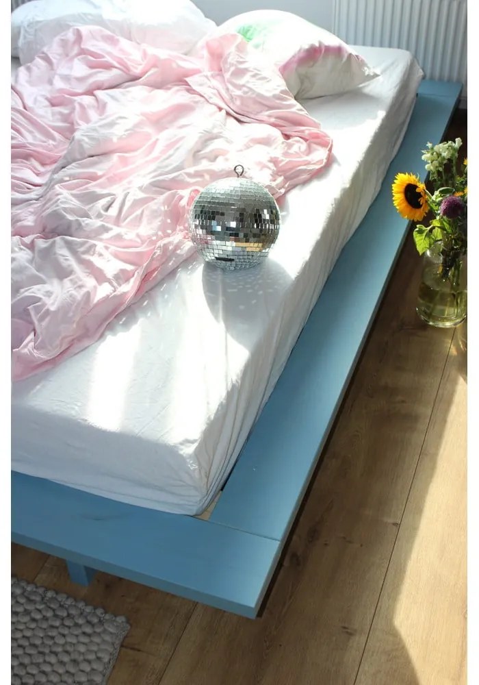 Svetlomodrá dvojlôžková posteľ z borovicového dreva s roštom 140x200 cm Japan – Karup Design