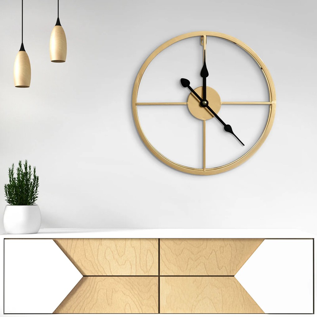 Dekoračné kovové nástenné hodiny v modernom minimalistickom štýle