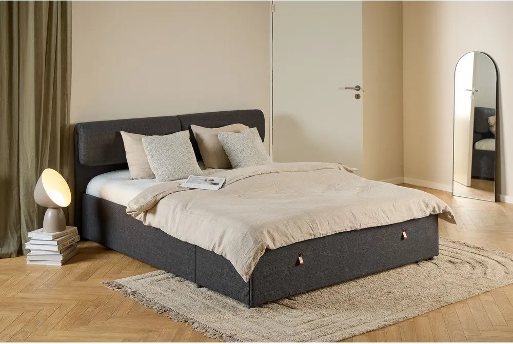 Tmavosivá čalúnená dvojlôžková posteľ s úložným priestorom s roštom 160x200 cm Calvi – Actona