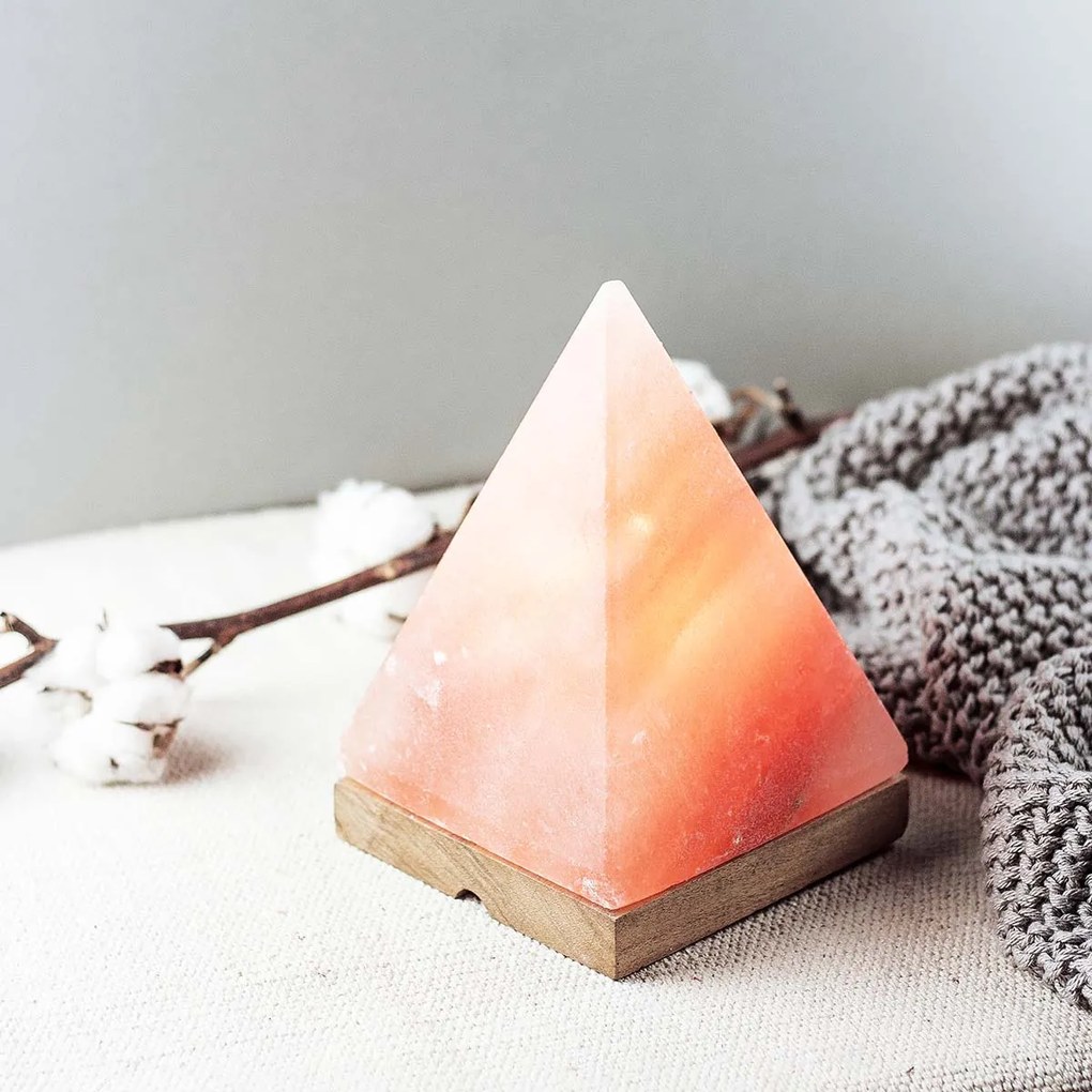 Soľná lampa elektrická Pyramída 15×15 cm, výška cca 17 cm