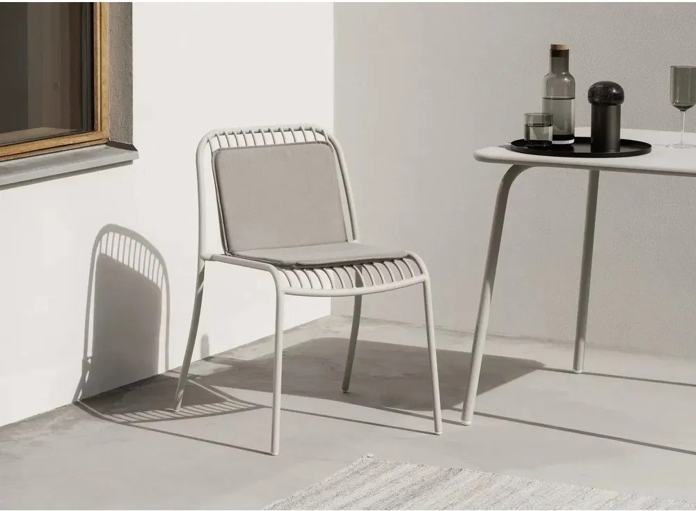 Kovový záhradný jedálenský stôl 80x80 cm Yua – Blomus