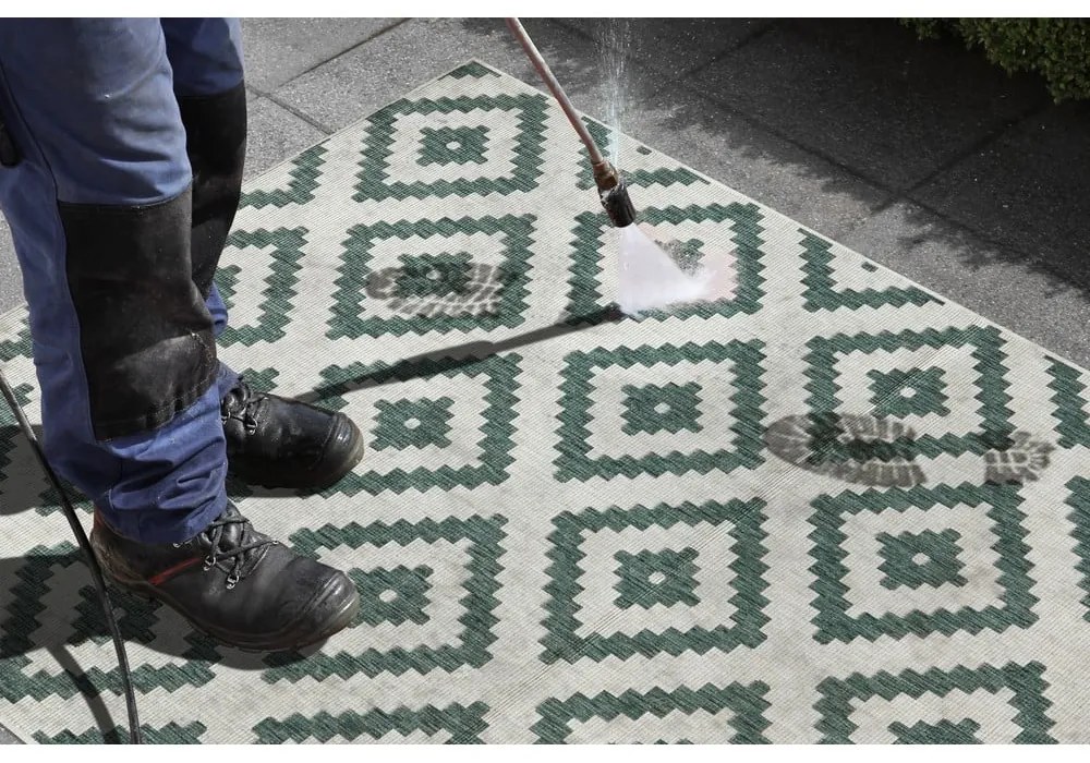 Zeleno-krémový vonkajší koberec NORTHRUGS Malta, 80 x 150 cm