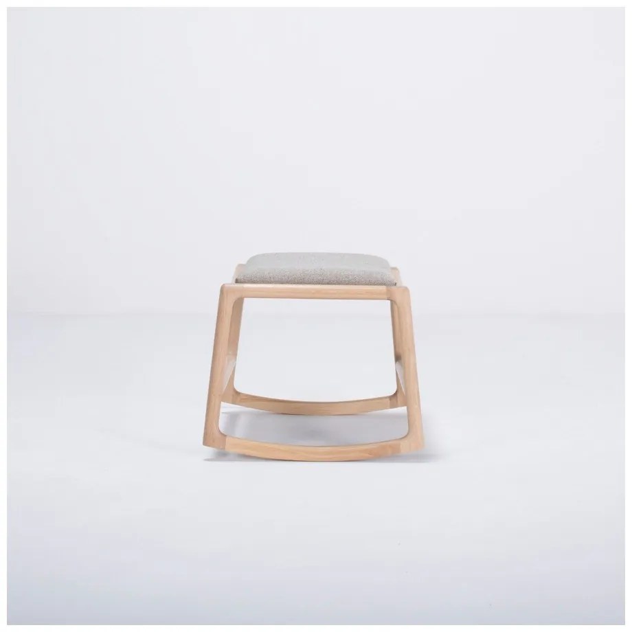 Podnožka s konštrukciou z dubového dreva so sivým textilným sedadlom Gazzda Dedo