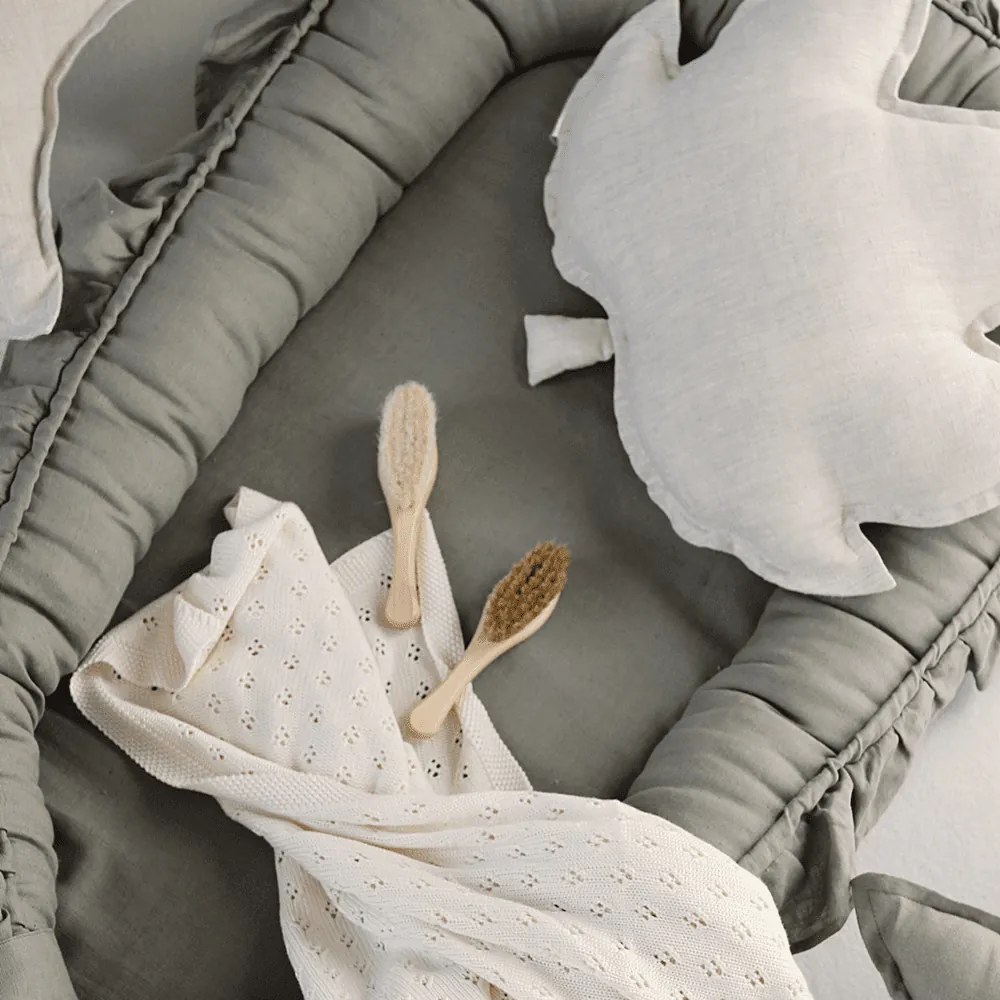 Ľanové hniezdo pre bábätko s volánom olivová