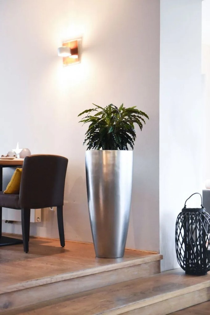 Exkluzívny kvetináč CITY, sklolaminát, výška 80 cm, strieborná metalíza