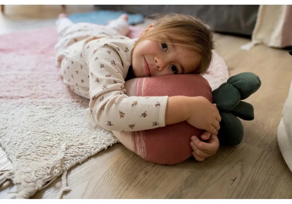 Ružový prateľný ručne tkaný bavlnený detský koberec 100x150 cm Ramona the Radish – Lorena Canals