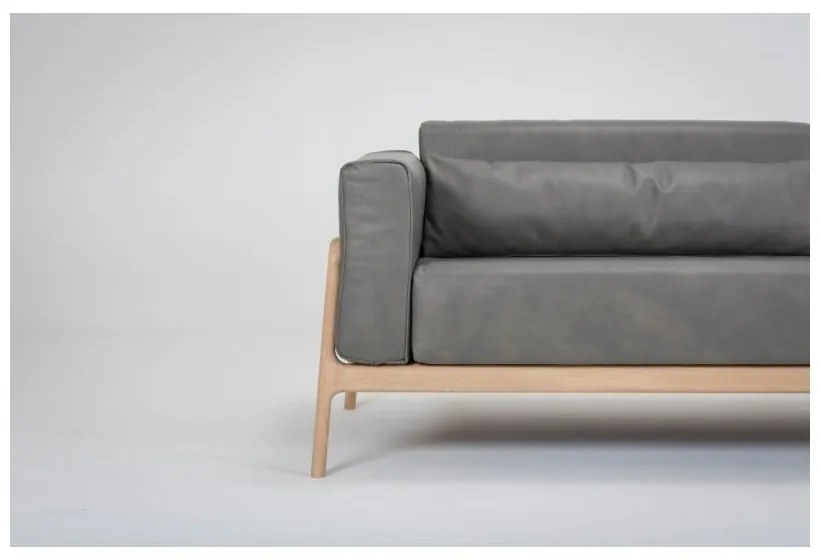 Tmavosivá pohovka z byvolej s konštrukciou z masívneho dubového dreva Gazzda Fawn, 240 cm