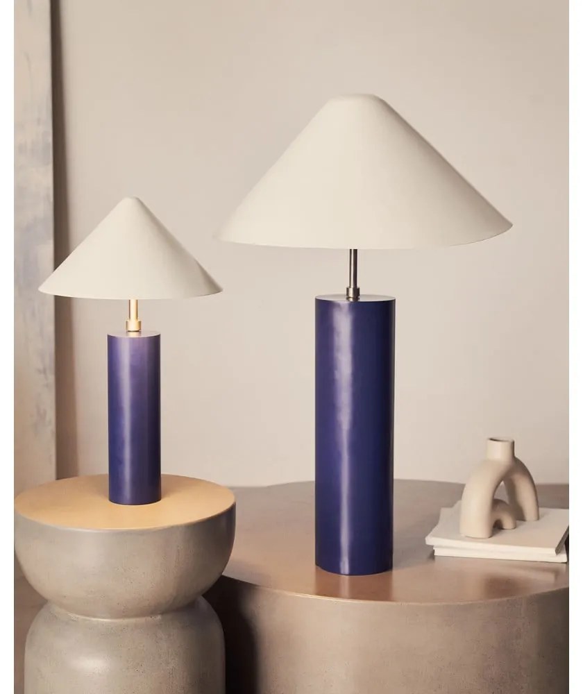 Tmavomodrá stolová lampa s kovovým tienidlom (výška 42 cm) Shiva – Kave Home