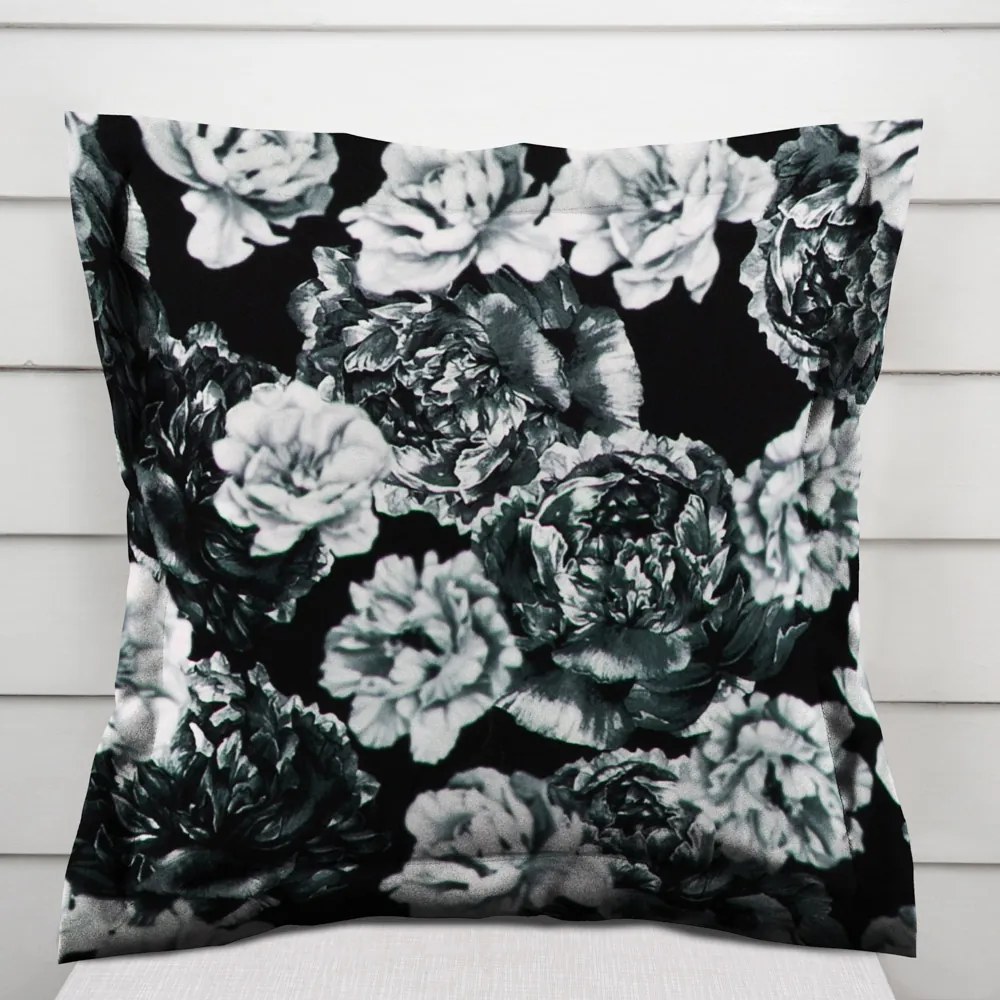 Biante Zamatová obliečka na vankúš s lemom Tamara TMR-040 Čierno-biele pivonky na čiernom 45 x 45 cm