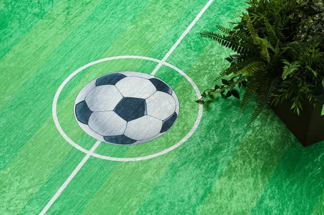 Detský koberec protišmykový BAMBINO 9731 futbalové ihrisko, zelený