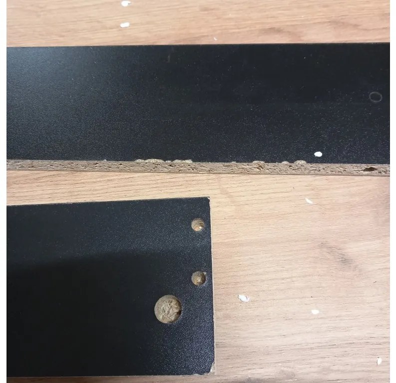 AKCIA Čierny jedálenský stôl s doskou v dekore dub zlatý craft MADO 120x80 II. akosť