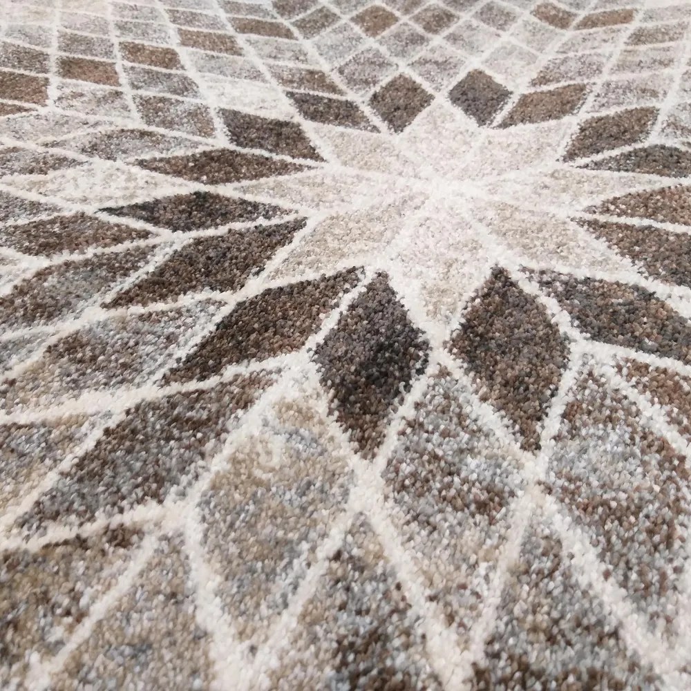 Moderný dizajnový bežový koberec s prírodnými motívmi