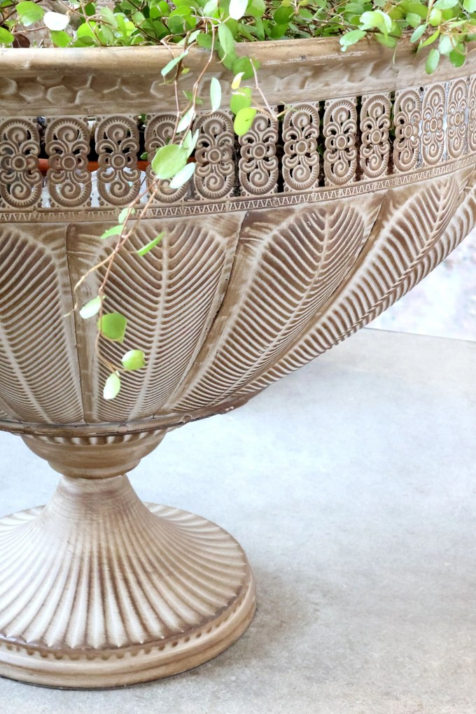 Kovový kvetináč na nohe Flower Antique Mocca – Ø 56*38 cm
