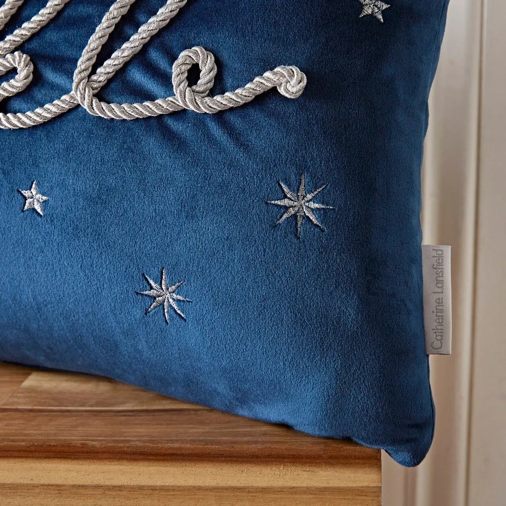 Zamatový dekoračný vankúš s vianočným motívom 30x50 cm Sparkle – Catherine Lansfield