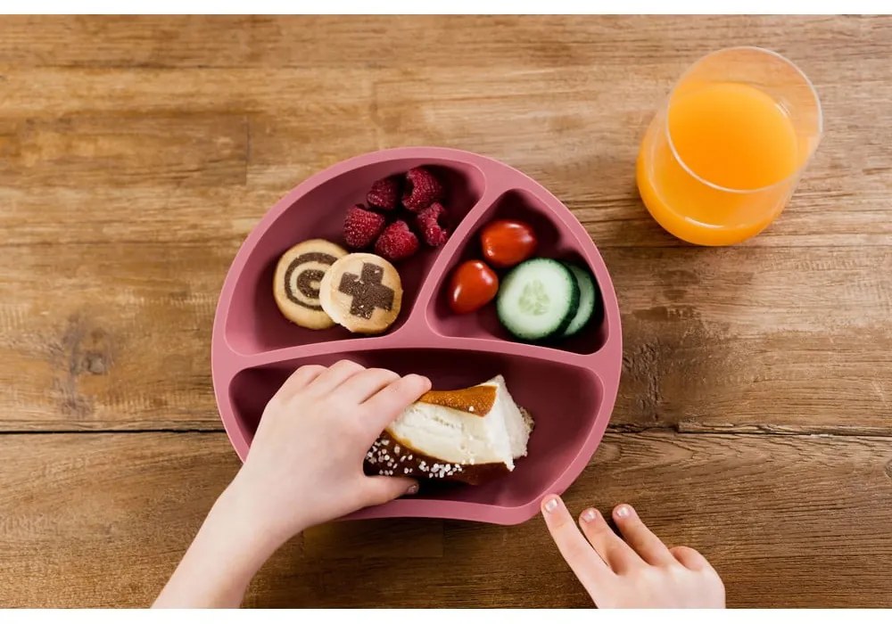 Silikónový detský tanier v tehlovej farbe 19x20,5 cm Dusky Pink – Kindsgut