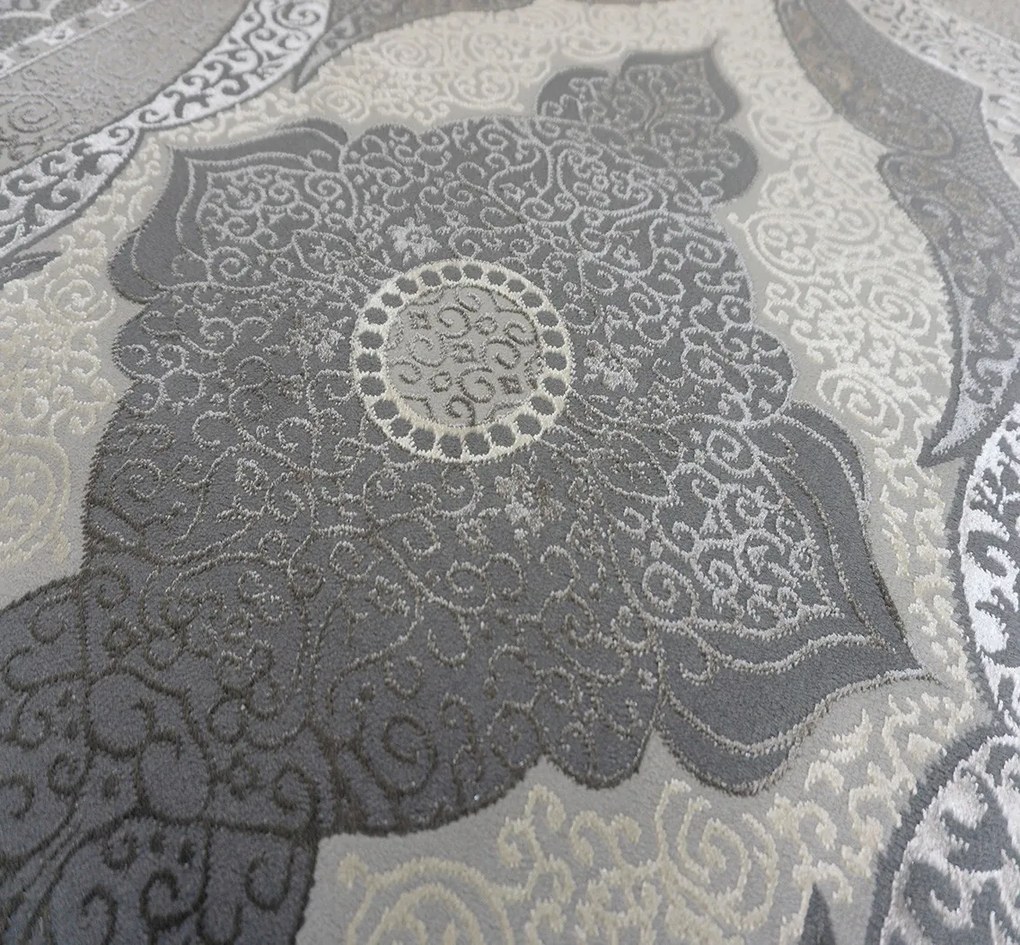 Koberec Allianz 6302 GREY – sivý s orientálnym vzorom Rozmer: 200x290 cm