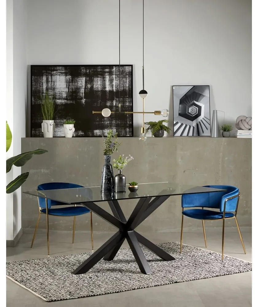 Jedálenský stôl so sklenenou doskou Kave Home s čiernym podnožím, 160 x 90 cm