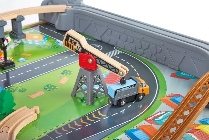 Hape Hrací stôl s vláčikodráhou 70 ks
