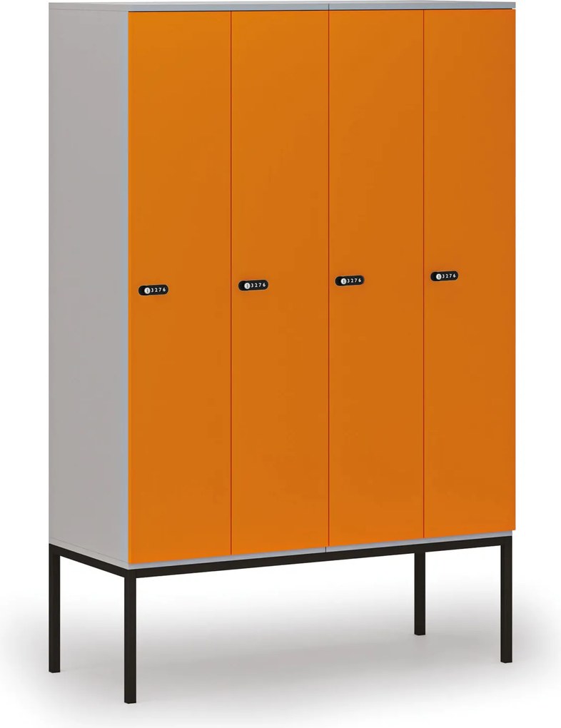 Drevená šatníková skrinka S4 s podnožou, 4 oddiely, 1871 x 1200 x 500 mm, demont, mechanický kódový zámok, sivá/oranžová