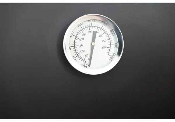 Čierny gril na drevené uhlie