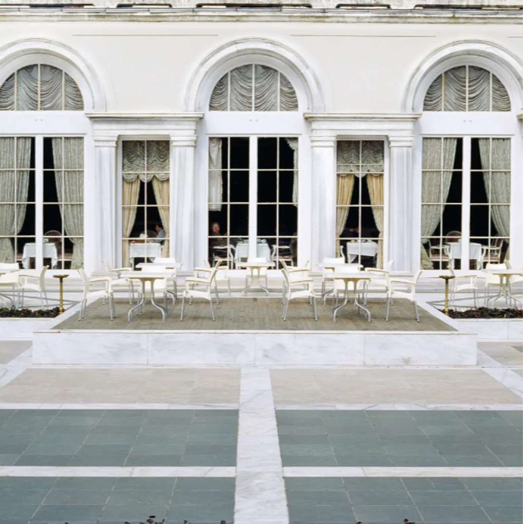 DOLCE záhradná stolička s podrúčkami white