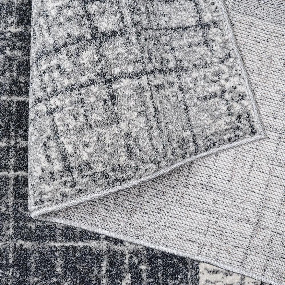 Univerzálny moderný koberec sivej farby