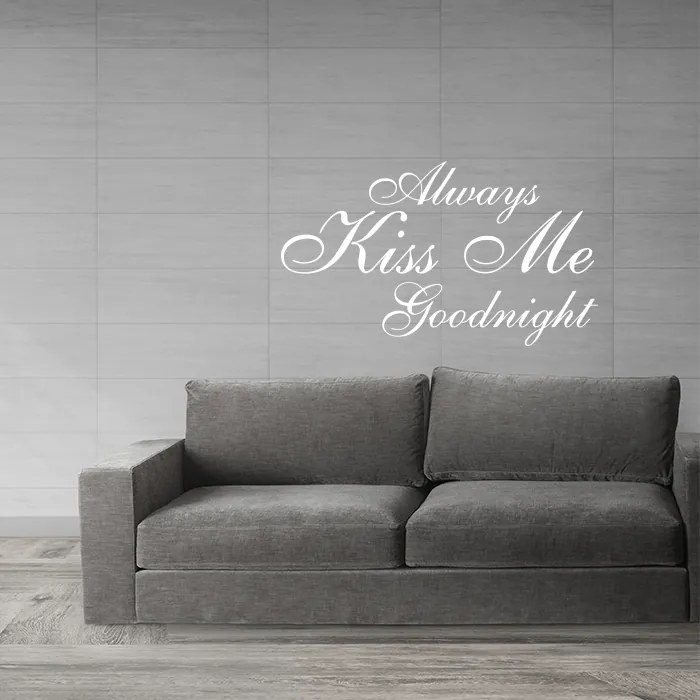Sablio Samolepka na stenu: nápis Kiss me - 120x70 cm