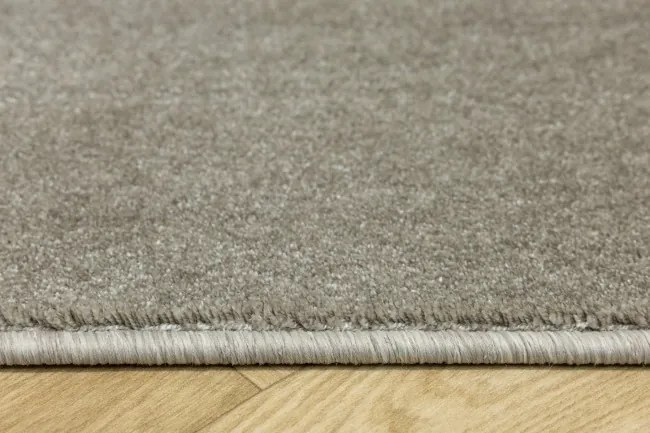 Metrážny koberec GLAMOUR-SUB 112 strieborný / béžový