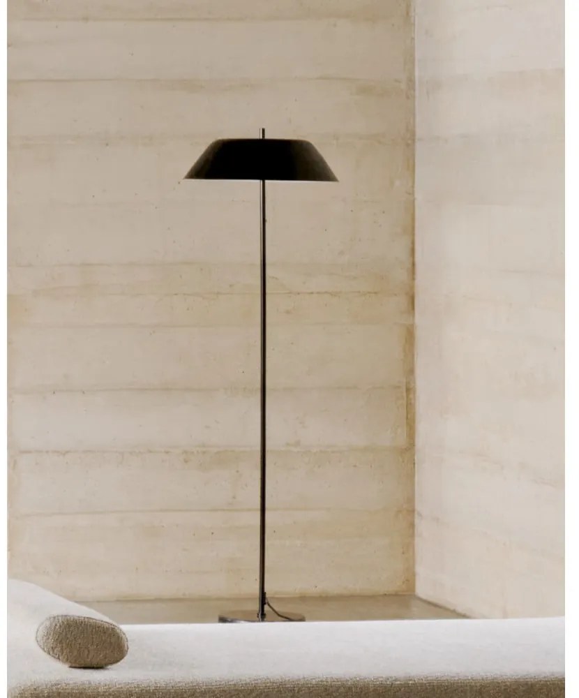 Čierna stojacia lampa s kovovým tienidlom (výška 153 cm) Sayra – Kave Home