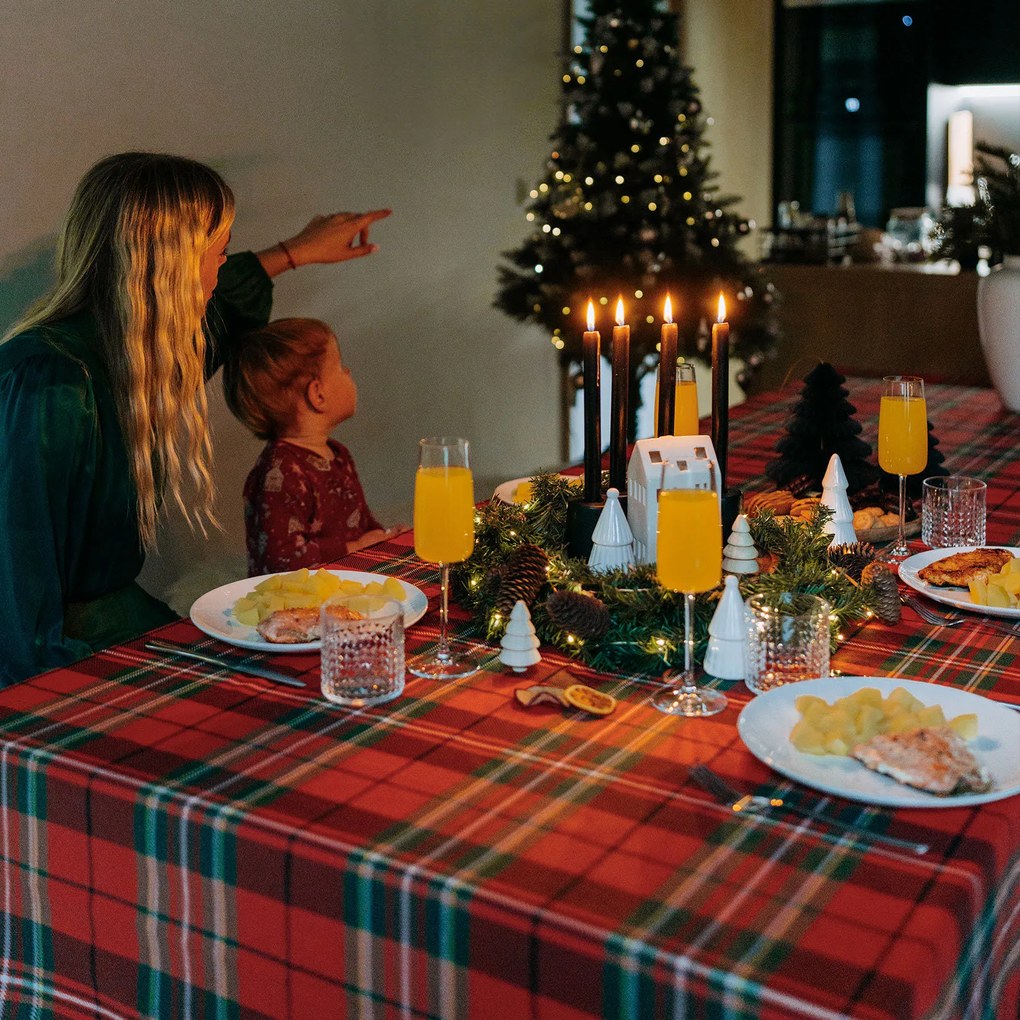 Goldea vianočný hranatý obrus 100% bavlnené plátno - červené káro 120 x 140 cm