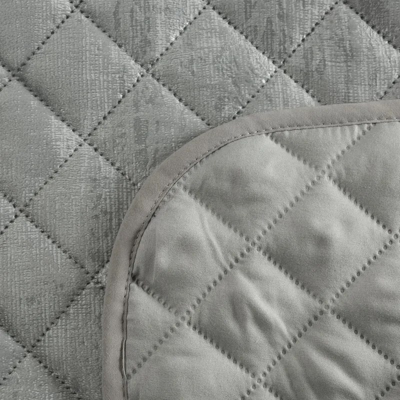 Dekorstudio Zamatový prehoz na posteľ BLINK 3 v striebornej farbe Rozmer prehozu (šírka x dĺžka): 220x240cm