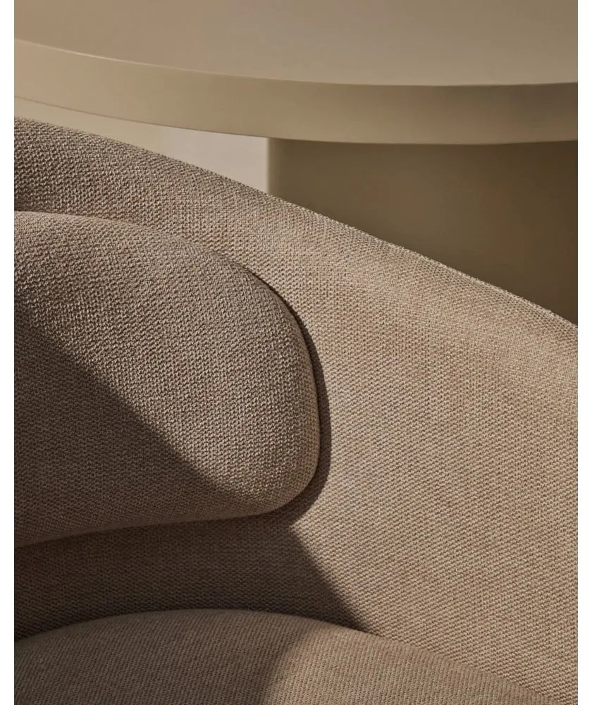 Béžové čalúnené jedálenské kreslo s podrúčkami Minda – Kave Home