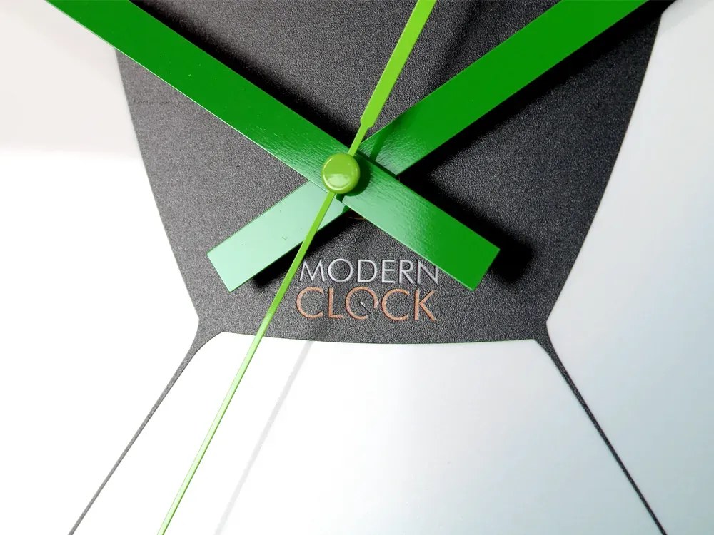 Dětské nástěnné hodiny Fotbal 30 cm černobílé