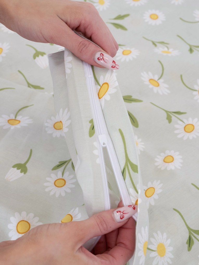 Bavlnená obliečka na vankúš Renforcé 40 × 60 cm - Sedmokrásky sivozelené