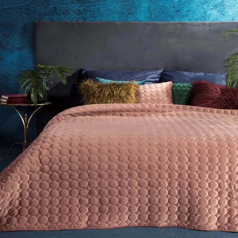 Eurofirany Zamatový ružový prehoz na posteľ LILIAN s geometrickým vzorom 220x240 cm