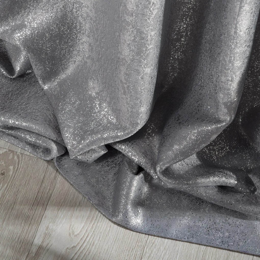 ZATEMŇOVACÍ ZÁVES NA PÁSKE EBRU 135X270 CM STRIEBORNÁ